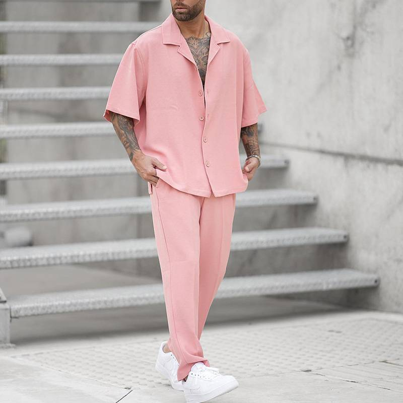 2025 Summer Moud Zwee-Stéck Kostümer Härenkleeder Casual Kuerzärm Revers Knäppercher Hemd An Hosen Set Fir Männer Fräizäit Outfits_voghion.com