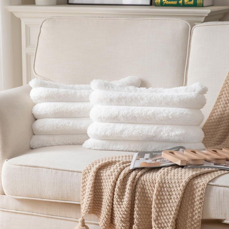 La federa è un semplice cuscino quadrato per la decorazione del divano di casa_voghion.com