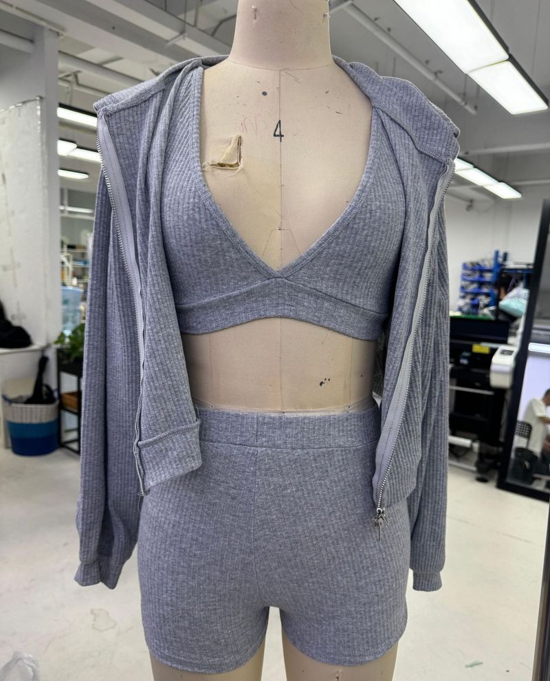 Einfarbiges, sportliches, lässiges Sweatshirt-Set für Damen, Weste mit V-Ausschnitt, Shorts + Kapuzenjacke_voghion.com