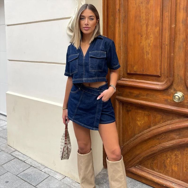 Completo in denim doppiopetto da donna - Camicia corta con scollo a V e pantaloncini con gonna a vita alta, casual streetwear, due pezzi_voghion.com