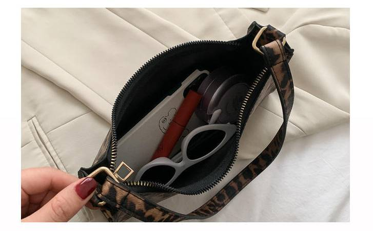French niche design bag 2024 popular new trendy and trendy portable women's bag fashion leopard print single shoulder underarm bag_voghion.com