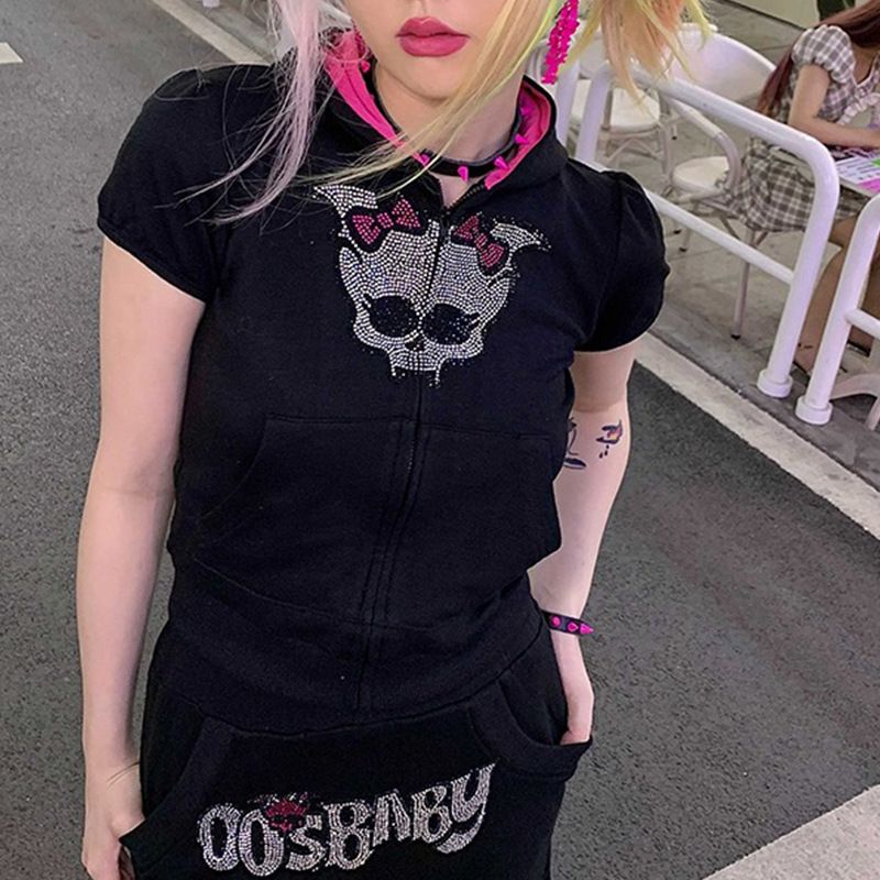 Gothic Y2k Streetwear Hoodie mit Totenkopf-Strassdetails – Edgy Zip-Sweatshirt für Damen in Schwarz, Pink & Grau_voghion.com