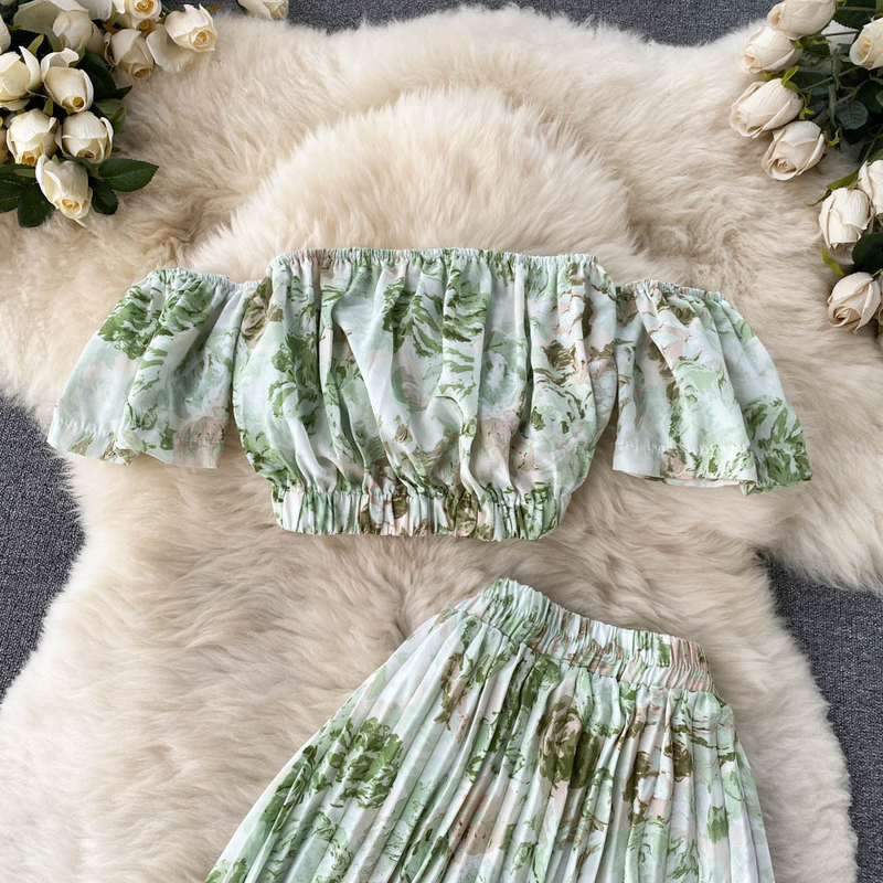 Completo da donna in stile resort, con monospalla, top a tubino a maniche corte e gonna a pieghe, due pezzi_voghion.com