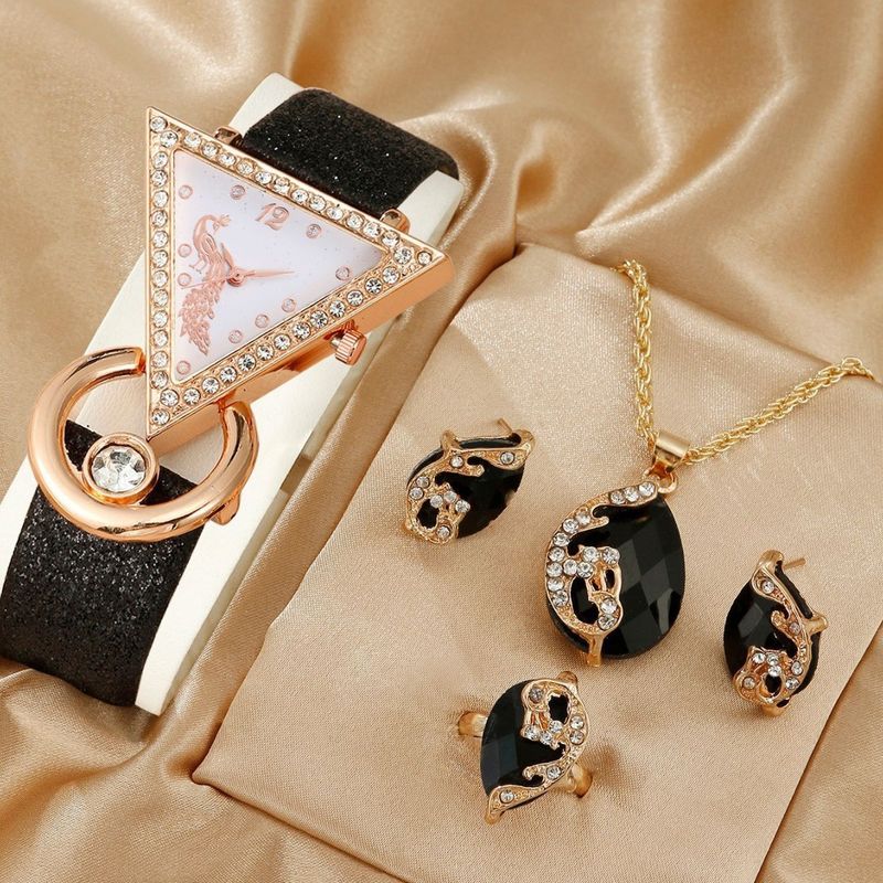 Unisex tillbehör inverterad triangel diamant frostat läder påfågelurtavla dam modeklocka casual smyckesset_voghion.com