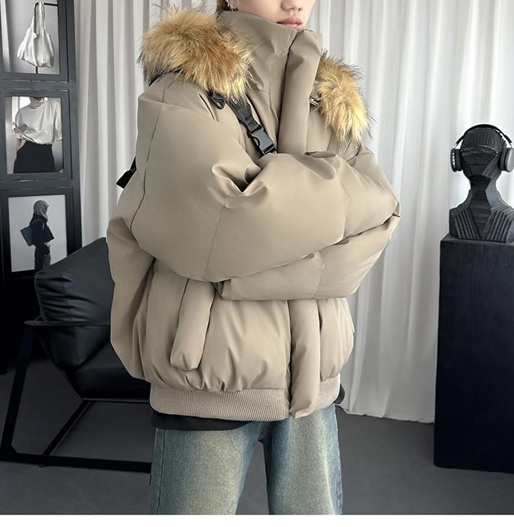 Kurze, wattierte Winterjacke für Herren mit Kapuze, Pelzkragen und PU-Leder im Stil einer amerikanischen Pufferjacke._voghion.com