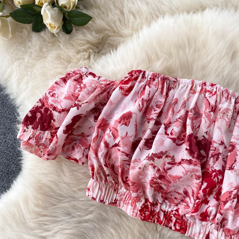 Completo da donna in stile resort, con monospalla, top a tubino a maniche corte e gonna a pieghe, due pezzi_voghion.com