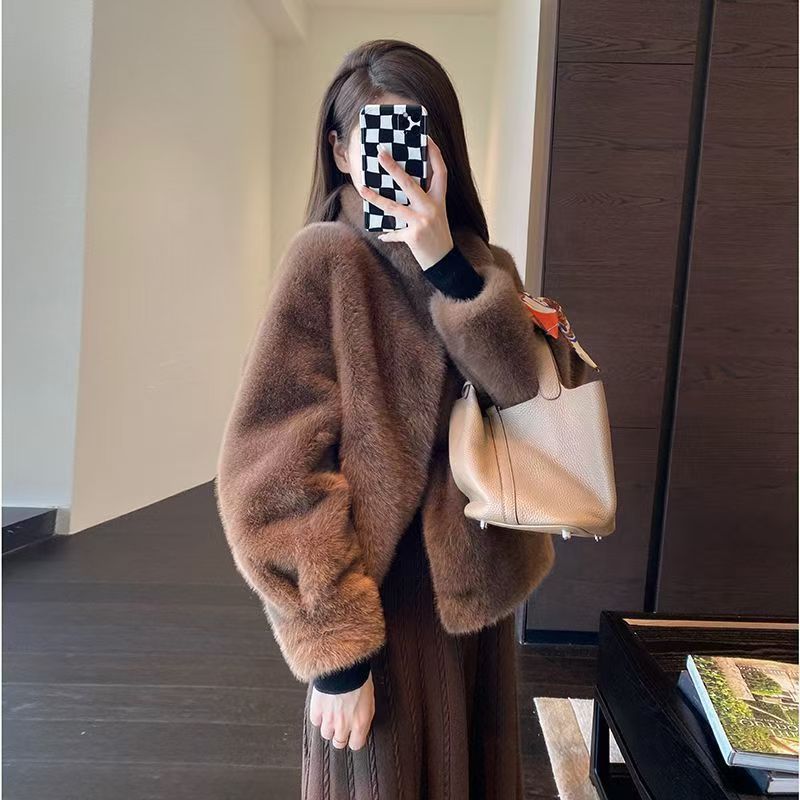 Cappotto in visone sintetico effetto velluto: la seduzione invernale corta e comoda (colletto alto, glamour cruelty-free per piccole e potenti)_voghion.com