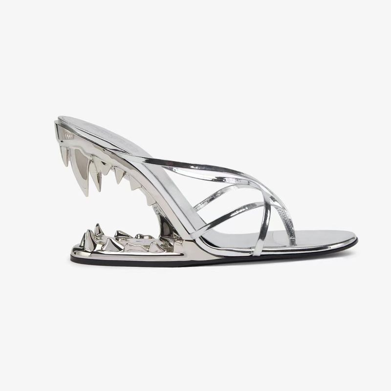 Frühjahr 2025: Neue europäische und amerikanische Modenschau – Zahnförmige, unregelmäßige Damen-Slipper mit Keilabsatz im Catwalk-Stil_voghion.com