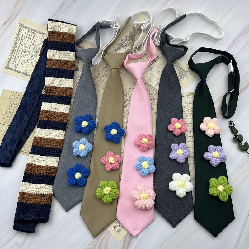 Camicia stile college in maglia di lana con cravatta 3D, senza cravatta, tinta unita, grigia, con piccola decorazione floreale_voghion.com