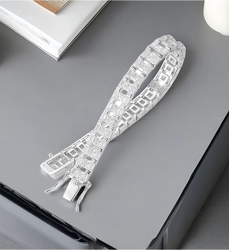 Bracciale da donna elegante con fascia larga geometrica cava e dettagli in diamanti, in argento sterling 925, pezzo minimalista da indossare tutti i giorni._voghion.com