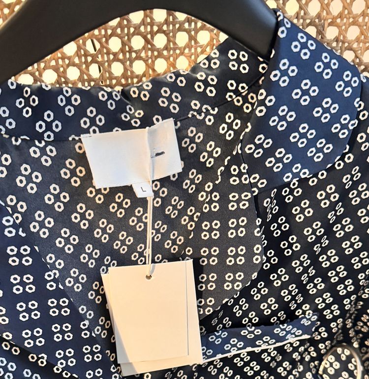 Licht marineblauwe pyjamaset van satijn met vier bladeren voor dames, met herfstmouwen en lange broek. Mode voor thuis._voghion.com