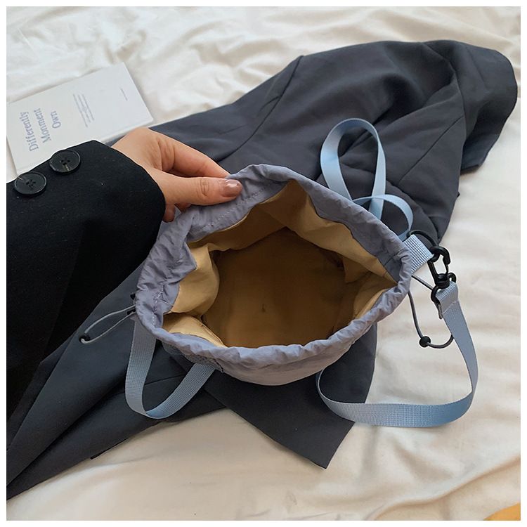 Borsa a secchiello con tracolla e coulisse in nylon con design di nicchia per donna, 2025, nuova moda, super popolare_voghion.com