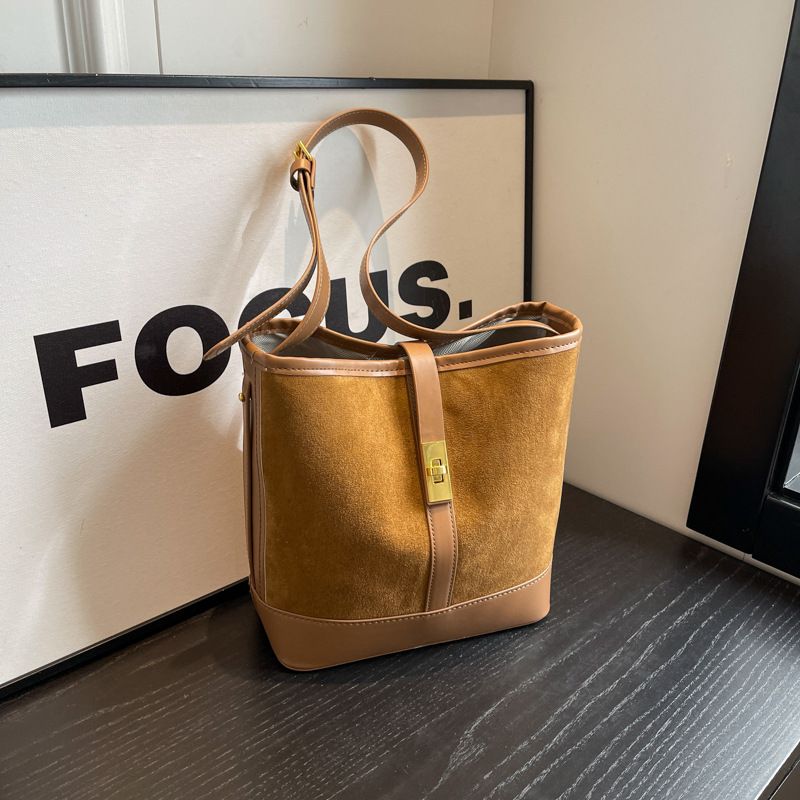 Beibei Shangpin 2023 new niche design frosted lock buckle bucket versatile single shoulder diagonal cross trend women's_voghion.com