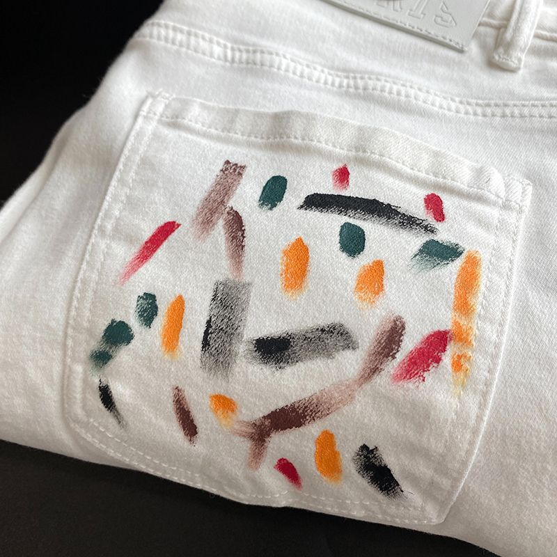 Hochwertige europäische Luxus-Jeansshorts in Weiß, Slim Fit-Modelabel für Herren, vielseitiger elastischer Graffiti-Druck, modisch_voghion.com