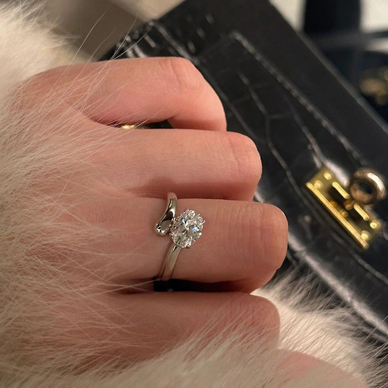 Kyyhkysenmuna-zirkoni naisille, hienostunut, niche-tyylinen, monipuolinen muotoilu, kevyt luksus, huippuluokan, etusormuksen sormus_voghion.com