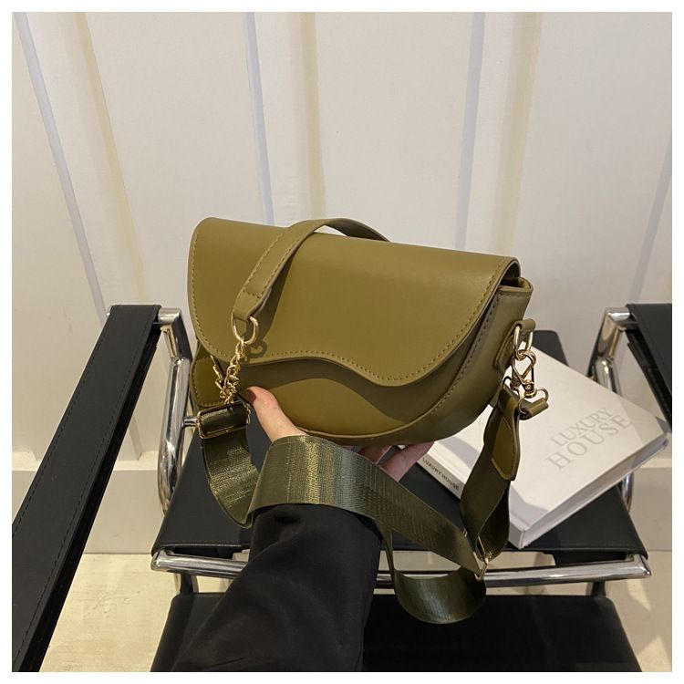 Piccola borsa a mano per donna 2024 nuova borsa a tracolla singola alla moda primavera ed estate, design di nicchia, tracolla larga,_voghion.com
