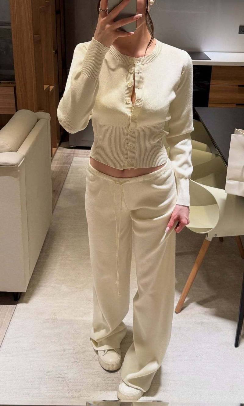 Completo da donna in maglia tinta unita con pantaloni: morbido, aderente e versatile per l'autunno/inverno_voghion.com