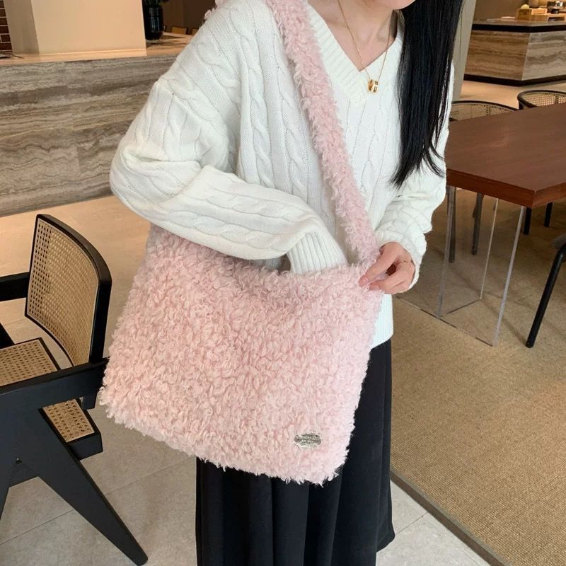 Borsa a tracolla spaziosa in feltro di lana morbida autunno/inverno 2025, elegante e versatile_voghion.com