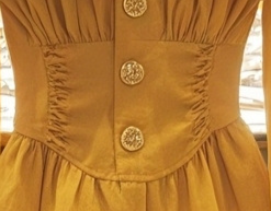 Ropa de mujer, bonita, única, hermosa, blusa amarilla con costuras fruncidas y hombros descubiertos_voghion.com