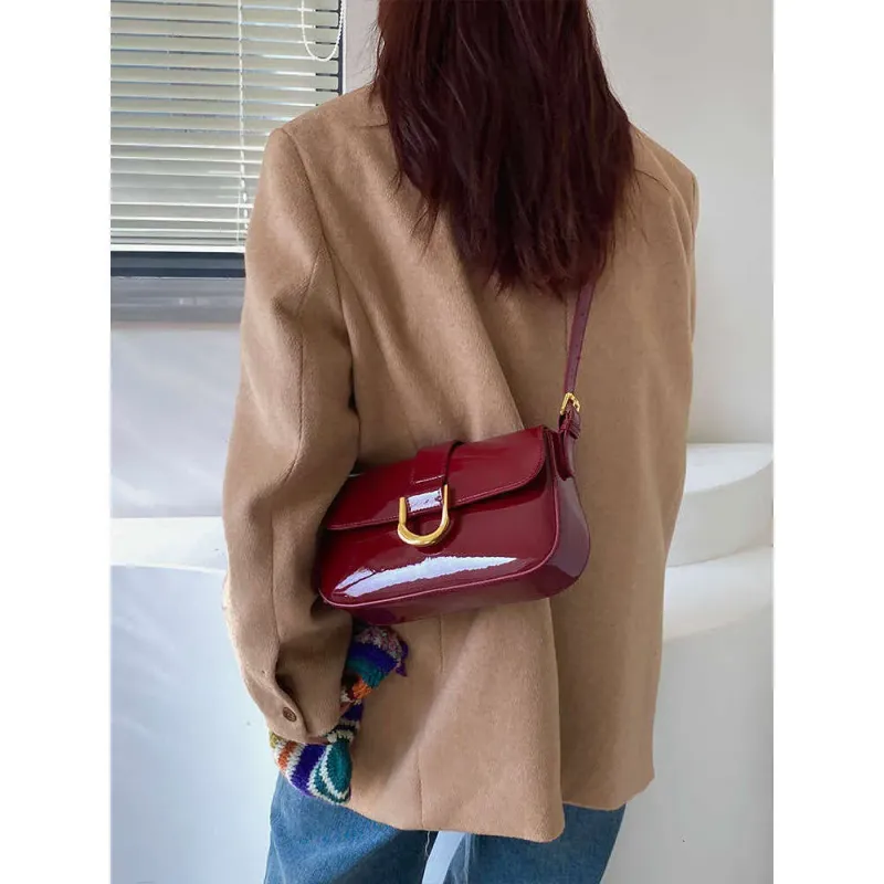 Borsa di alta gamma per donna in bordeaux con morsetto, borsa alla moda, borsa a tracolla sottobraccio, borsa a tracolla_voghion.com