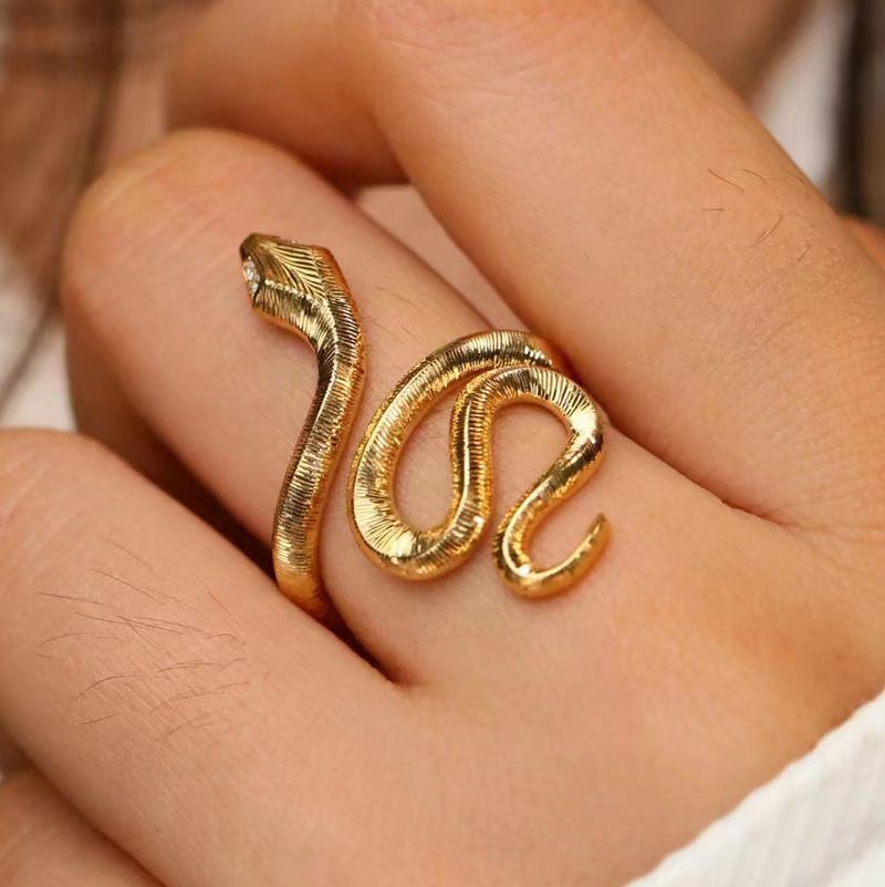 Anel aberto ajustável com microincrustações, estilo vintage texturizado e banhado a ouro em formato de cobra_voghion.com