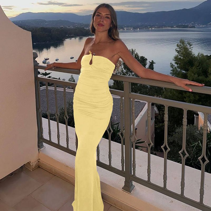 Heiße Selg-Kleidung in Europa und Amerika Herbst und Winter 2024, neues sexy trägerloses Plissee-Hüftkleid mit U-Ausschnitt, Großhandel_voghion.com