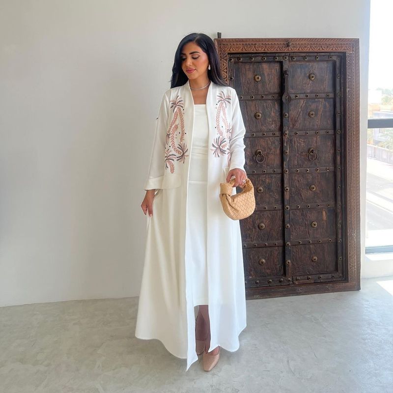 Kaftan branco bordado elegante - Moda moderna e modesta com detalhes florais 3D_voghion.com