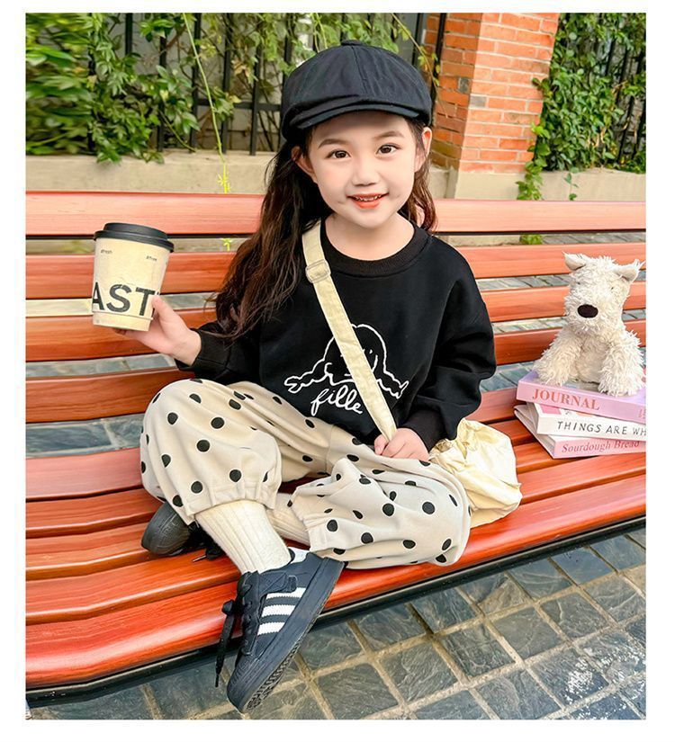 Mädchen Herbstanzug 2025 – Neue koreanische Version für Kinder im ausländischen Stil – Modisches zweiteiliges Set aus schwarzem Pullover und gepunkteter Hose_voghion.com