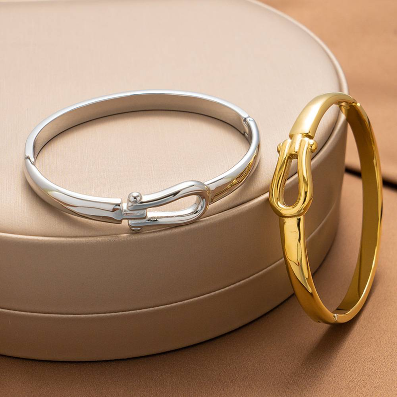 Unisex geformtes Hufeisenschnallenarmband, heißer Verkauf, Vakuumofen, Galvanik, glattes Edelstahlarmband_voghion.com