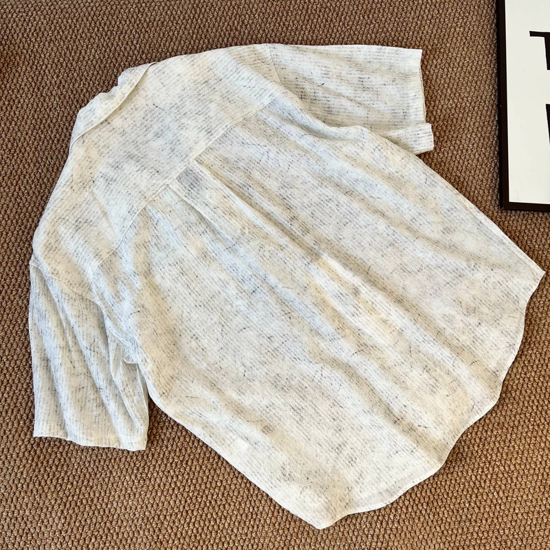 La nuova camicia da uomo con colletto cubano e design tie-dye dell'estate 2025 è caratterizzata da un top a maniche corte, ampio e casual._voghion.com