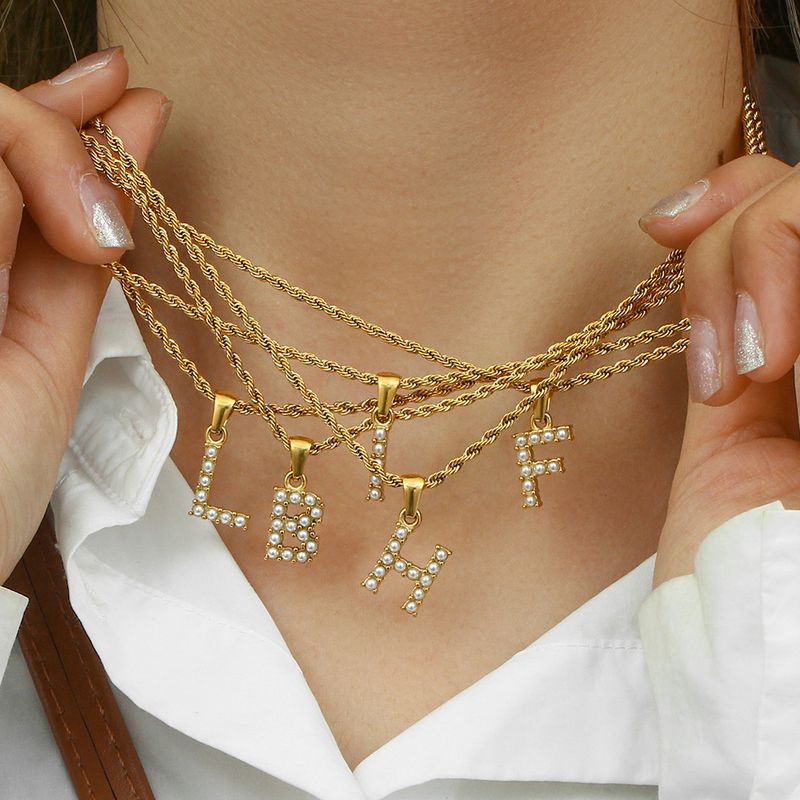 CELESTIALUMINAPendentif à chaîne torsadée à la mode et populaire pour femmes, doté d'un collier pendentif en forme de lettre en perles plaqué or 18 carats._voghion.com