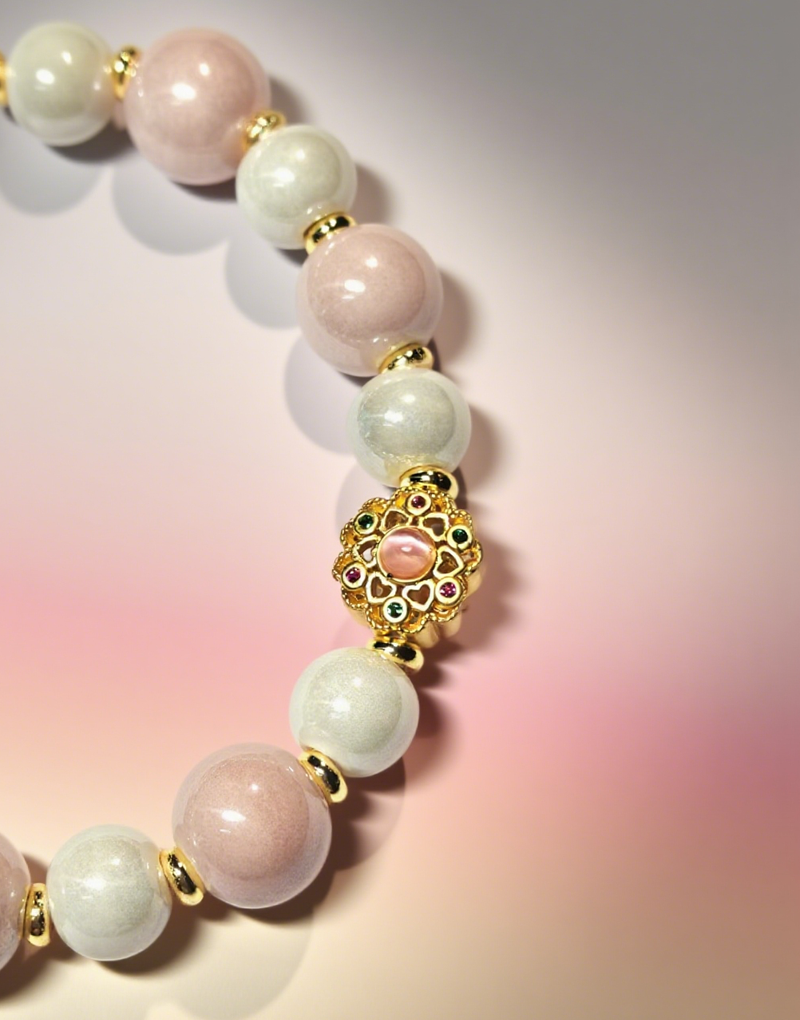 Handgefertigtes Keramikarmband aus Jingdezhen: Kunsthandwerklich gefertigt mit Perlen in zarten Pastellfarben, floralem Emaille-Anhänger und goldenen Details für alltägliche Eleganz_voghion.com