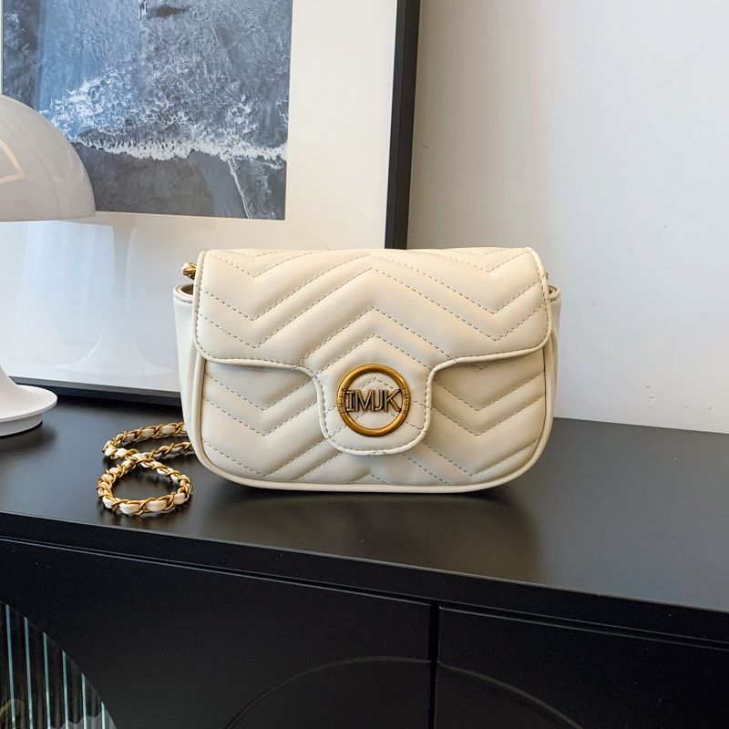 Elegant Striped Quilted Shoulder Bag Glossy Finish Gold Letter Decor Large Capacity Magnetic Flap Adjustable Strap Multifunction Travel Purse23*7*14cm_voghion.com