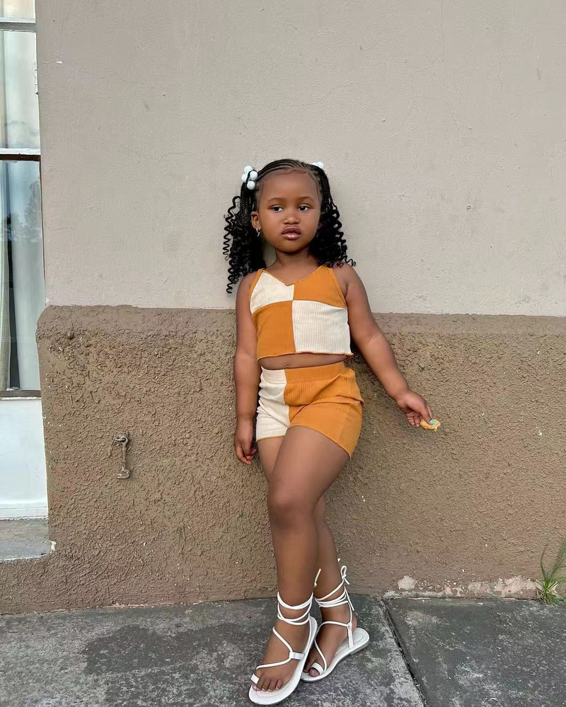 M8035 Set di canottiere con pantaloncini aperti sul retro senza maniche con motivo a blocchi di colore per l'estate 2024 delle ragazze_voghion.com