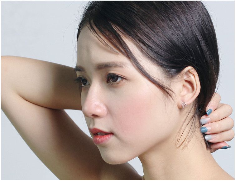 Un paio di orecchini a clip semplici in argento sterling 925 con polsino dell'orecchio, confezione regalo PE38_voghion.com