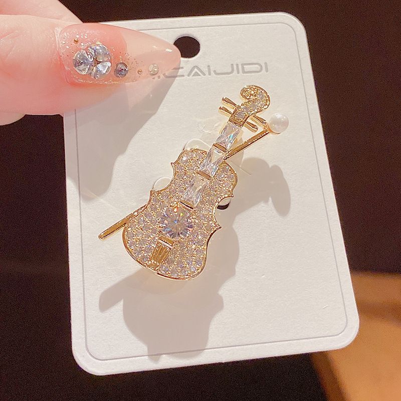 Koreanisches Temperament, einfache Mode, Mini-Violine-Brosche, leichte, luxuriöse, vielseitige Musiknoten-Anstecknadel, Damen-Design-Sinn-Accessoires_voghion.com
