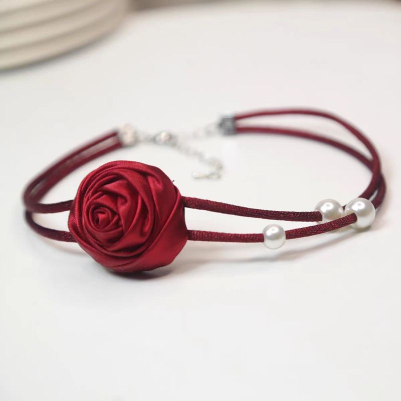 Collana con catena a forma di cuore rosso con perle e rosa, design di nicchia, accessori per abito da brindisi_voghion.com