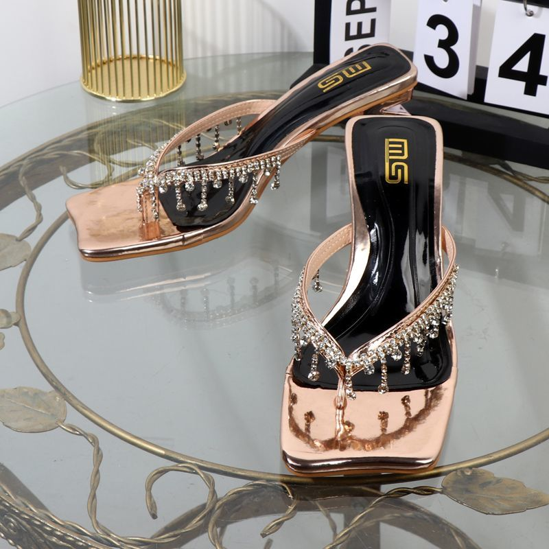 Tongs à chevrons à la mode 2024 avec clips, talons épais, chaînes en strass pour vêtements d'extérieur, pantoufles de mode,_voghion.com