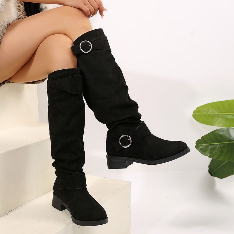 The new fall and winter plus-size women's boots have a low heel with a metal buckle on the side_voghion.com