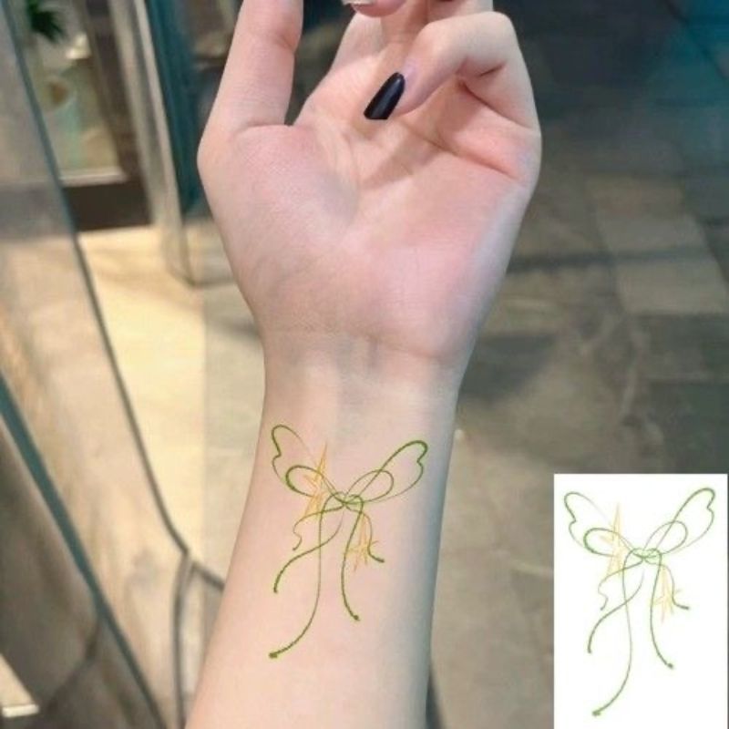 Adesivo per tatuaggio sulla clavicola del braccio di una ragazza dolce, calda e fredda, con farfalla verde_voghion.com