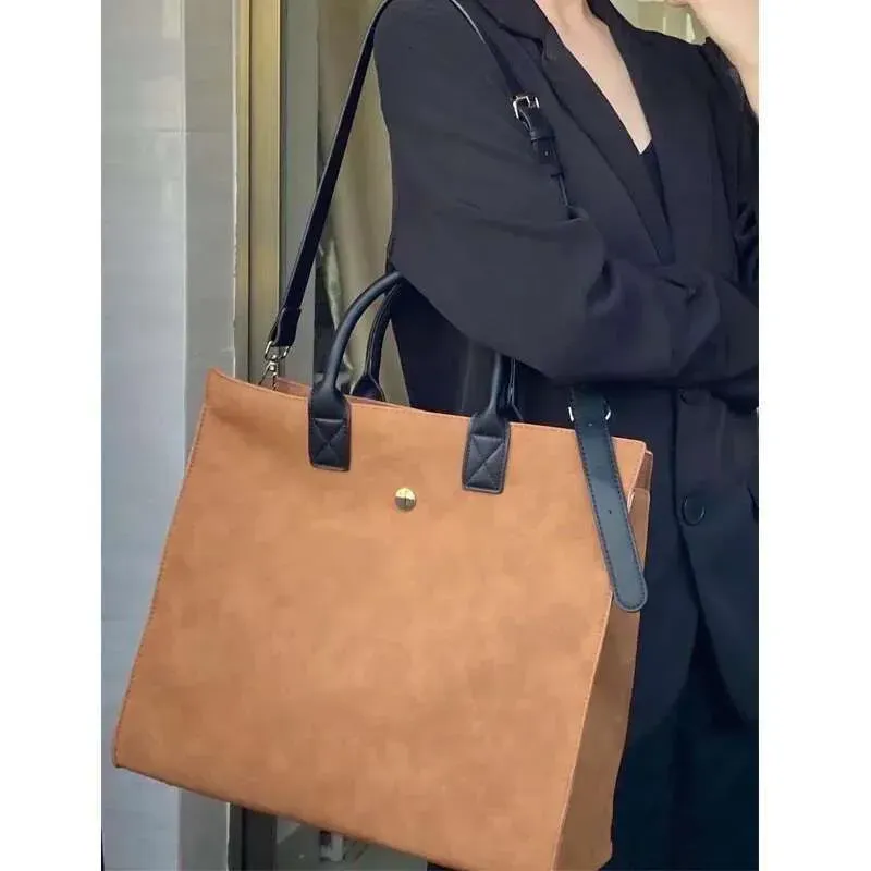 2025 Uniwersalna, matowa, karmelowo-brązowa torebka na ramię z zamkiem błyskawicznym, duża torba damska typu crossbody_voghion.com