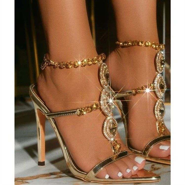 Sandalias de tacón alto con punta abierta y diamantes de agua dorados de Jiang Yiwan (2025) para mujer_voghion.com