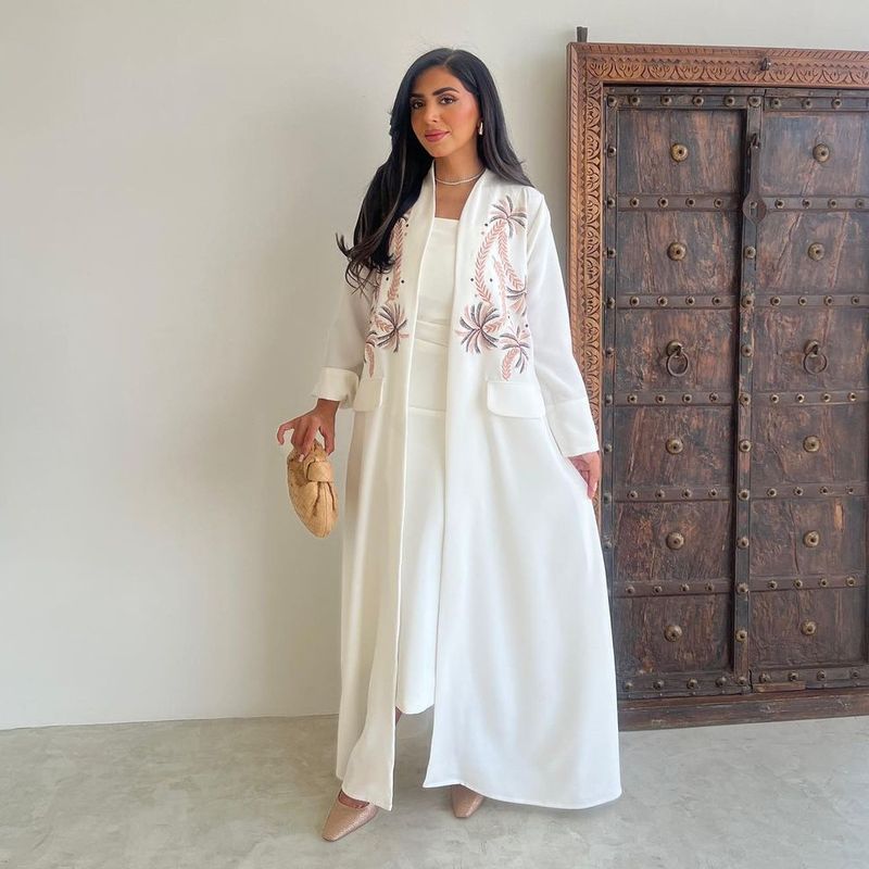 Kaftan branco bordado elegante - Moda moderna e modesta com detalhes florais 3D_voghion.com