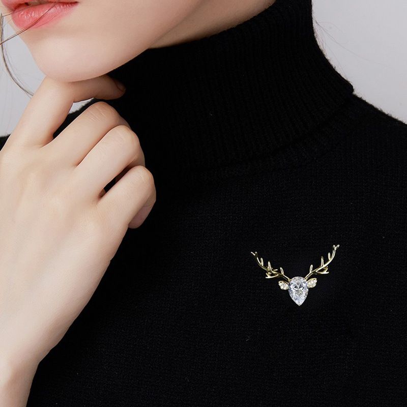 Yilu ti ha come regalo. La spilla è semplice, squisita, romantica, leggermente intarsiata con un abito natalizio in stile business_voghion.com