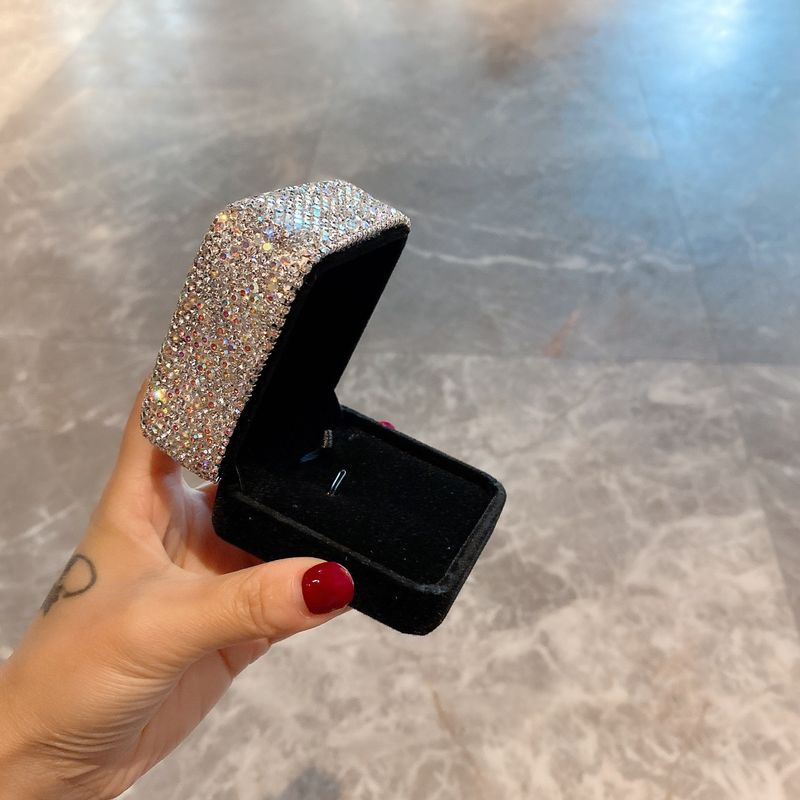 Schlanke, mit Samt ausgekleidete Halsketten- und Anhängerbox – Staubdichter Schmuck-Organizer für empfindliche Ketten (elegantes minimalistisches Design, reisefreundliche Aufbewahrung)_voghion.com