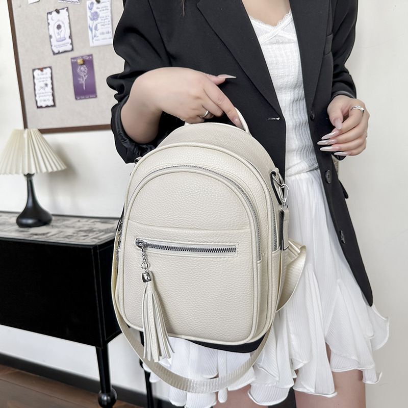 Mochila feminina em couro macio texturizado, ideal para viagens. Estilo moderno, casual e versátil. Mochila multifuncional e elegante para mulheres._voghion.com