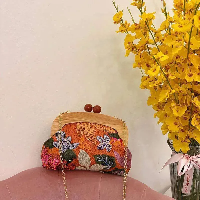 Borsa a tracolla da donna con paillettes, tracolla in legno con applicazioni floreali, ricamo a conchiglia, tessuto da spiaggia_voghion.com