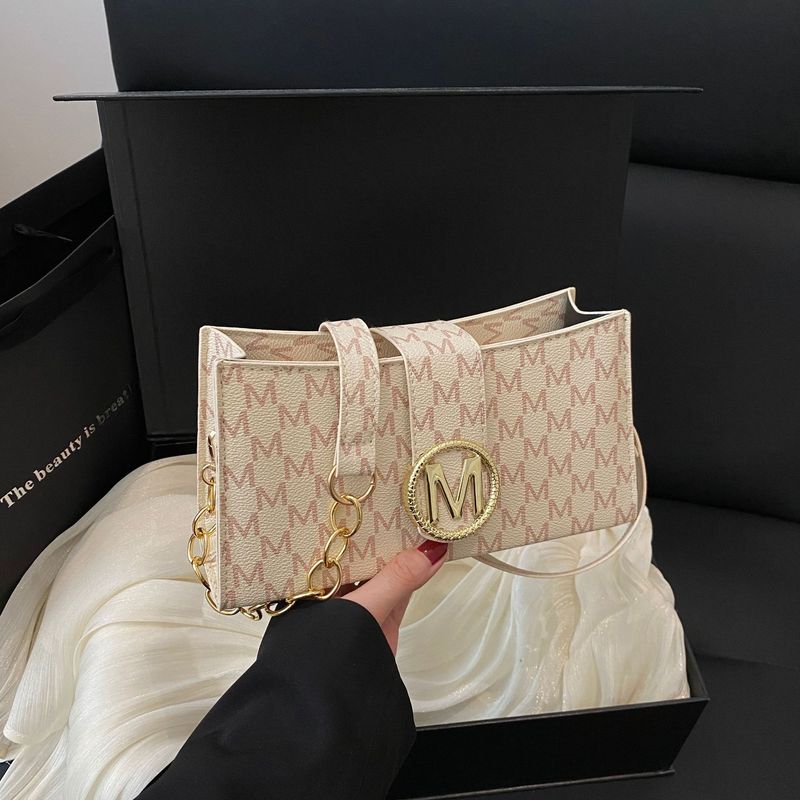 Moda in stile francese, artistico sotto le ascelle per le donne 2025, coreano, nuovo, semplice, piccolo quadrato con stampa a lettere e texture sulle spalle_voghion.com