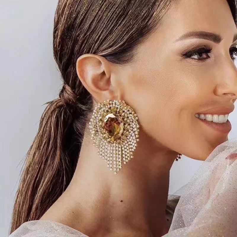 Accessori: Catena a griffe super scintillante con orecchini di diamanti, orecchini lunghi con nappe esagerate per le donne_voghion.com