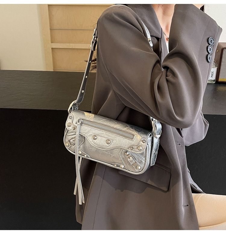 Séiss Cool Hot Girl Motorrad 2024 Summer Neie Stil Ënneraarm Hand Grip Muster Handtasche Personaliséiert Niet Schëllertasche_voghion.com